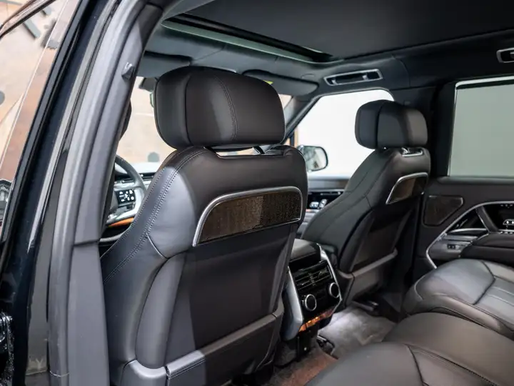 Car image 14